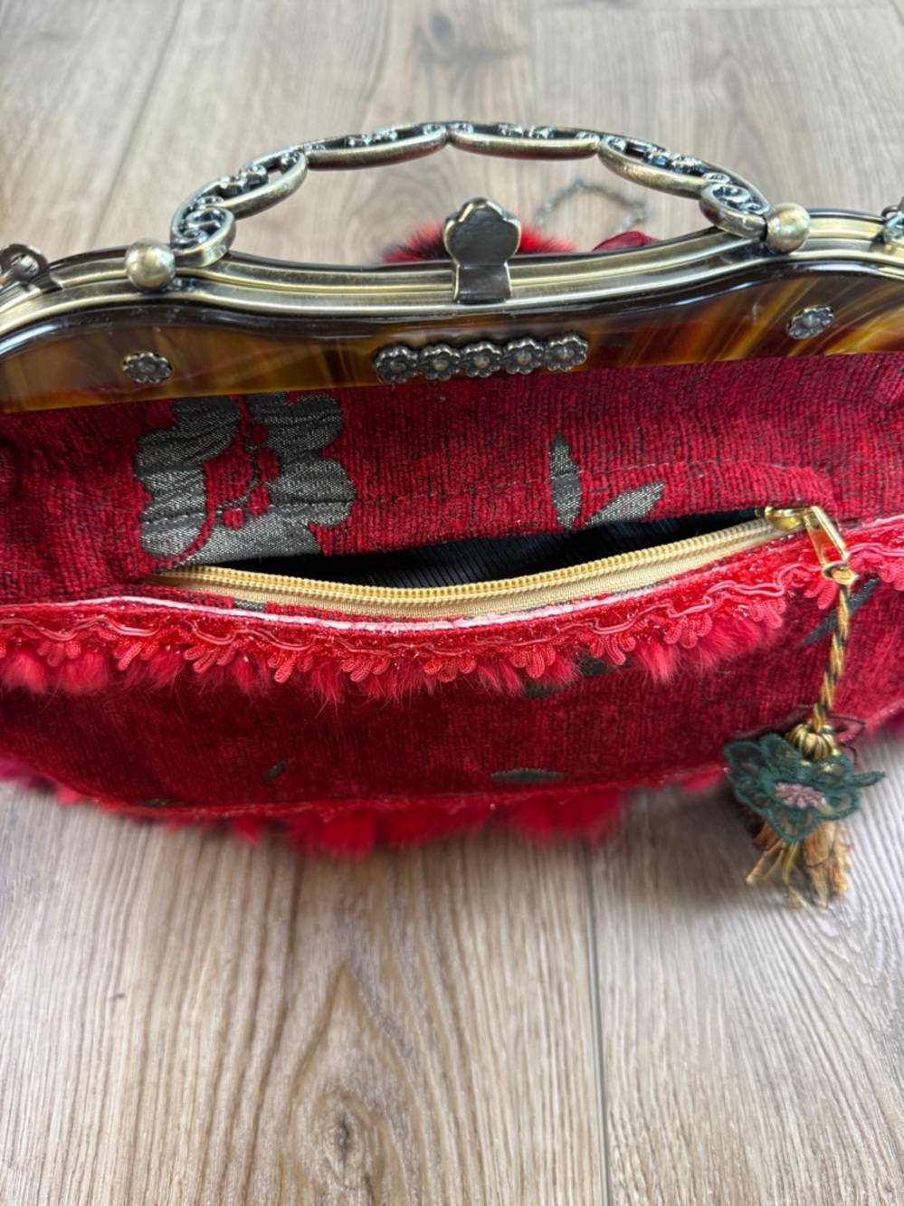 Sassi Cindi faux fur and tapestry handbag/crossbody Deep Red Kiss lock closure - Picture 2 of 10